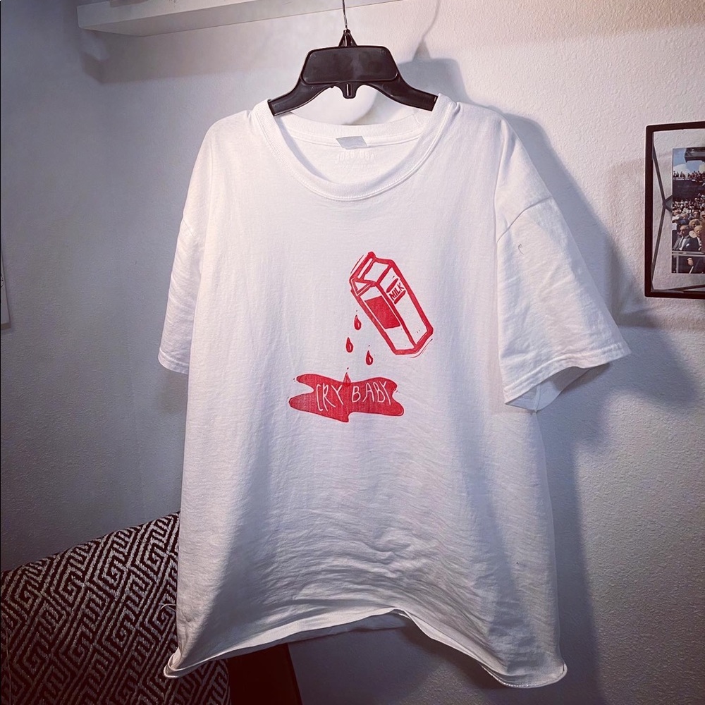 CRY BABY SPILT MILK WHITE TEE GRAPHIC DESIGN BLOCK PRINT RED PRINT LARGE SHIRT